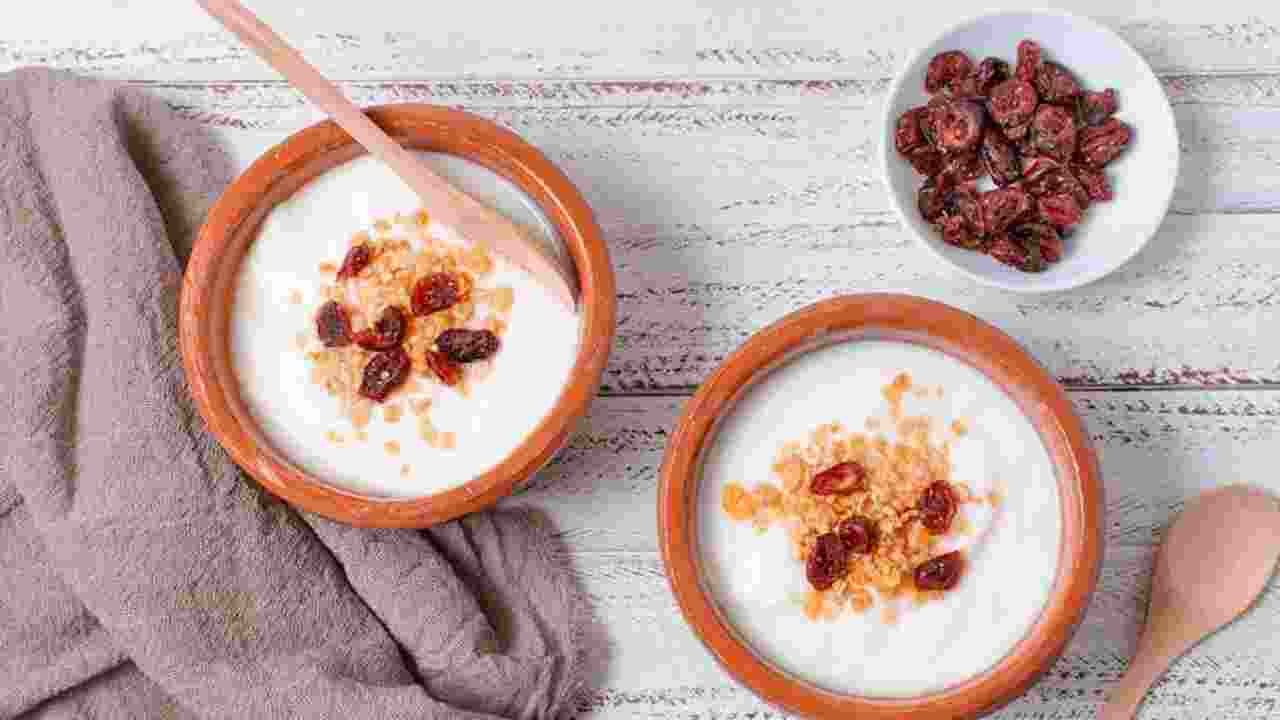 The Nutritional Value Of Raisins And Yogurt